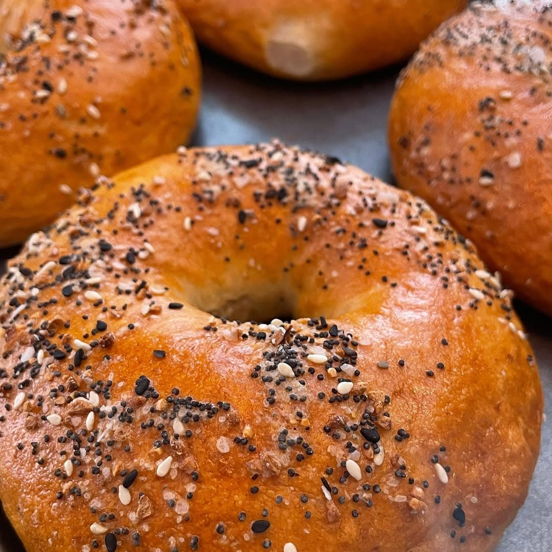 Bagels horneados en casa con semillas