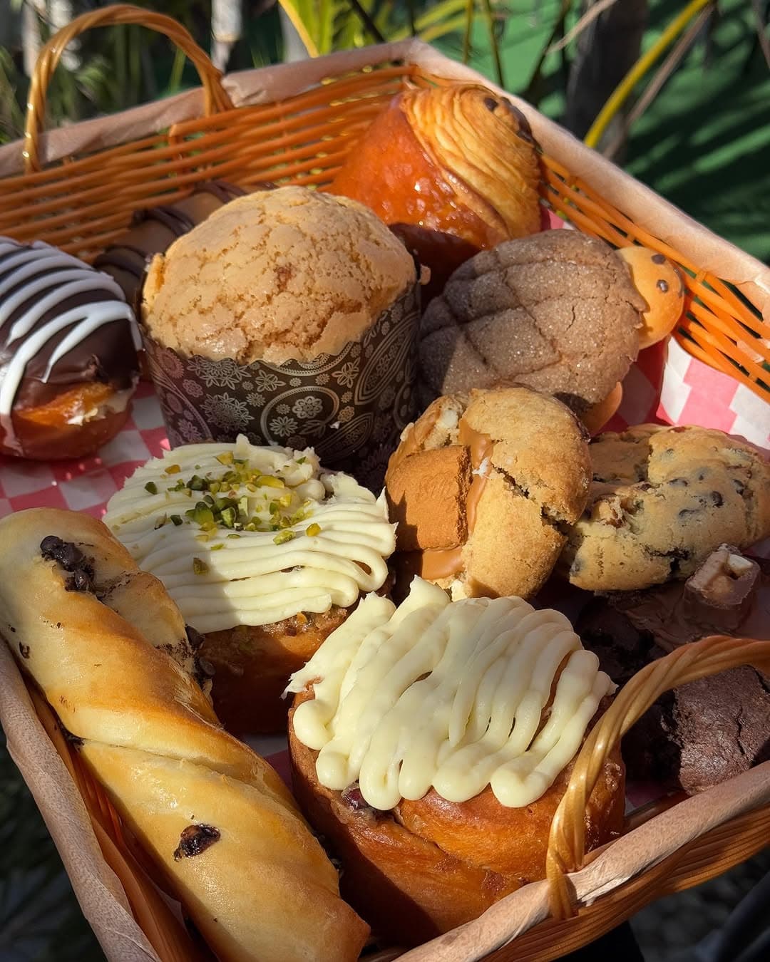 Canasta con conchas, cuernitos, cookies y pan dulce recién horneado